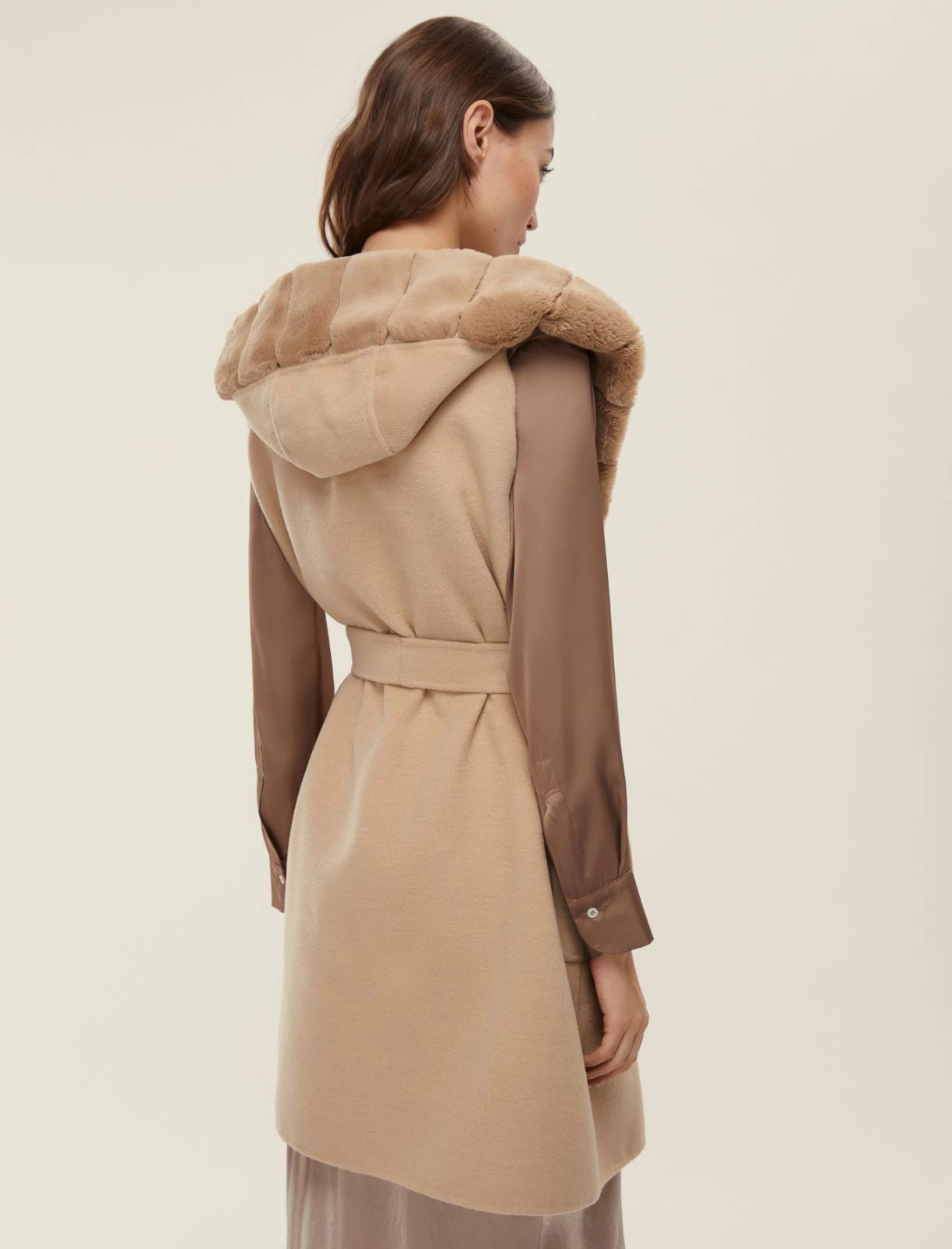 Cappotto smanicato cappuccio cintura