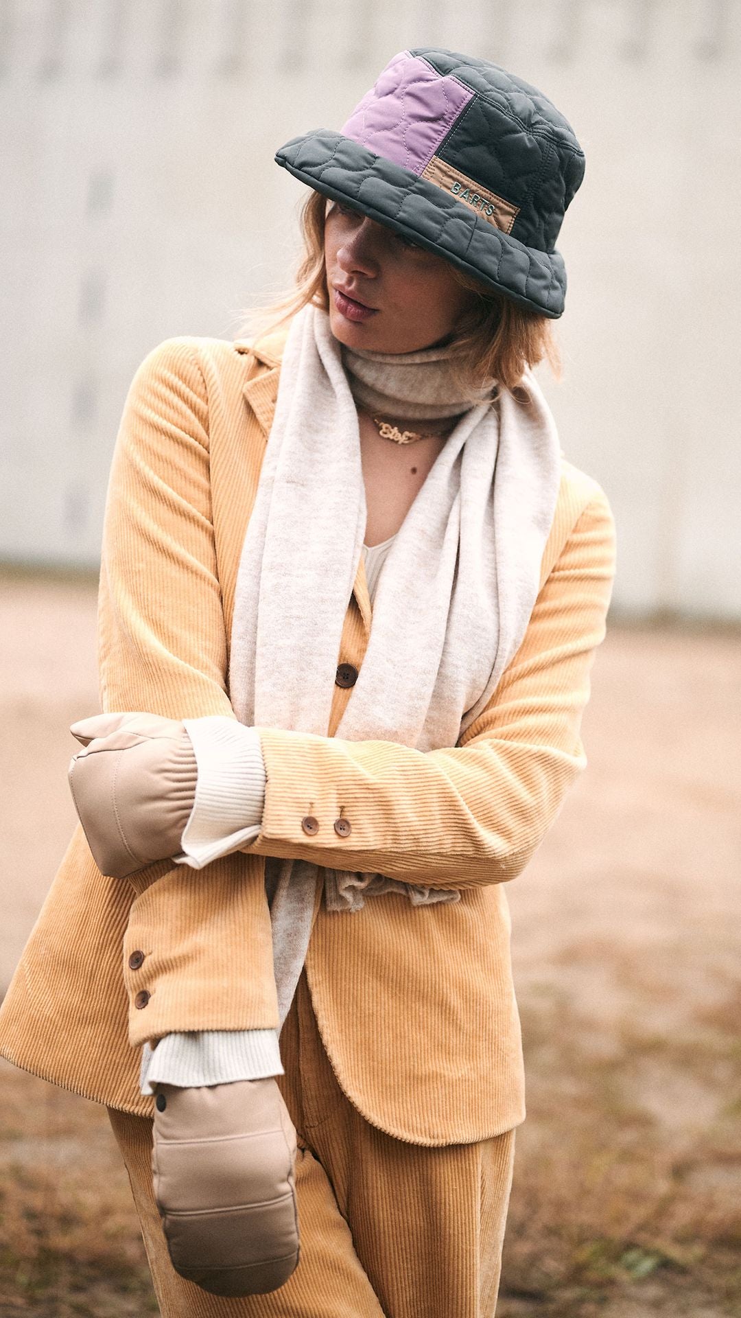 CAPPELLO BICOLORE IMPUNTURE