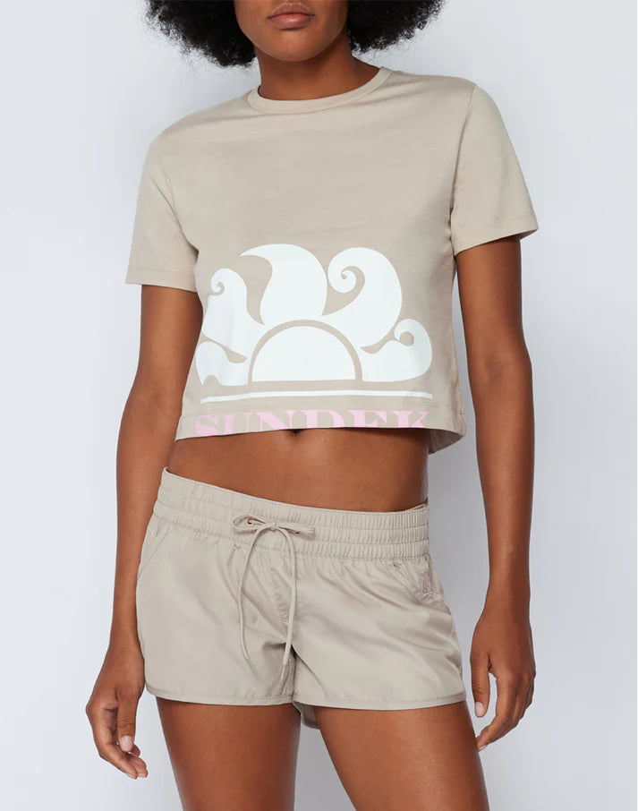 T-shirt crop logo