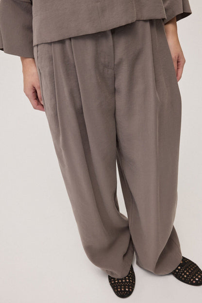 Pantaloni ampi