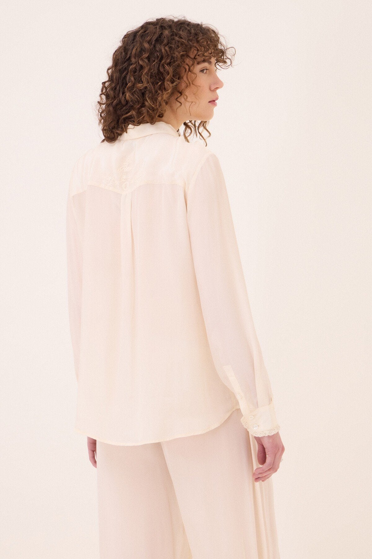Camicia ricamata jabot