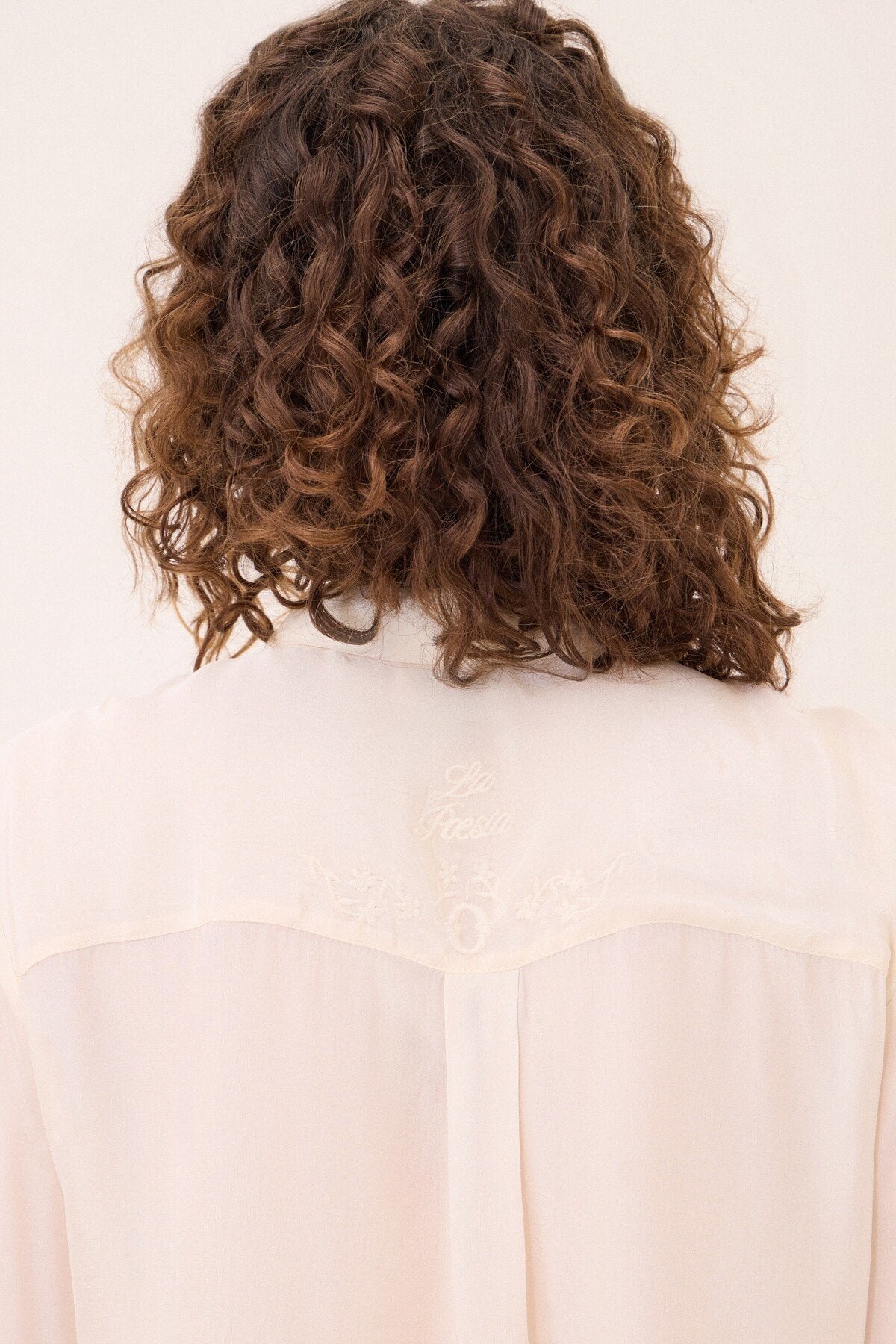 Camicia ricamata jabot