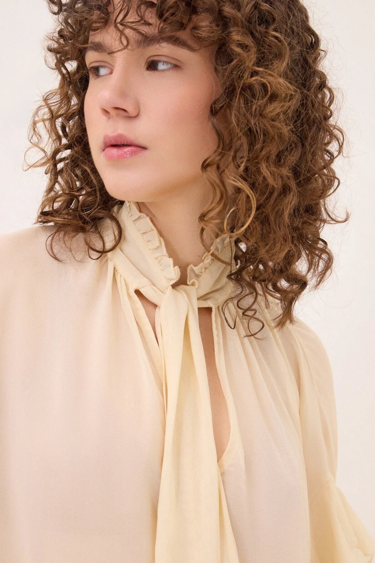 Camicia scollo V fiocco