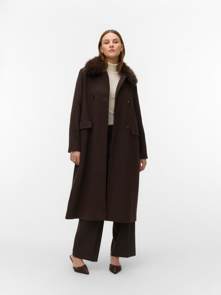 Cappotto lungo marrone scuro donna Vero Moda con collo pelo, indossato aperto a figura intera.