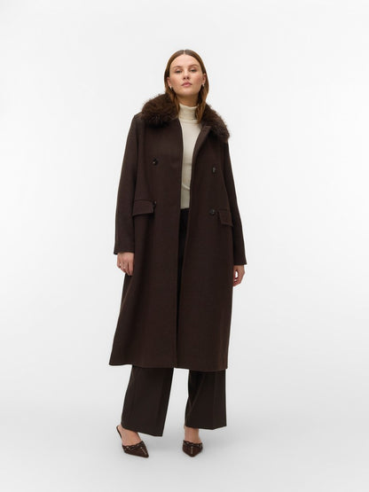 Cappotto lungo marrone scuro donna Vero Moda con collo pelo, indossato aperto a figura intera.