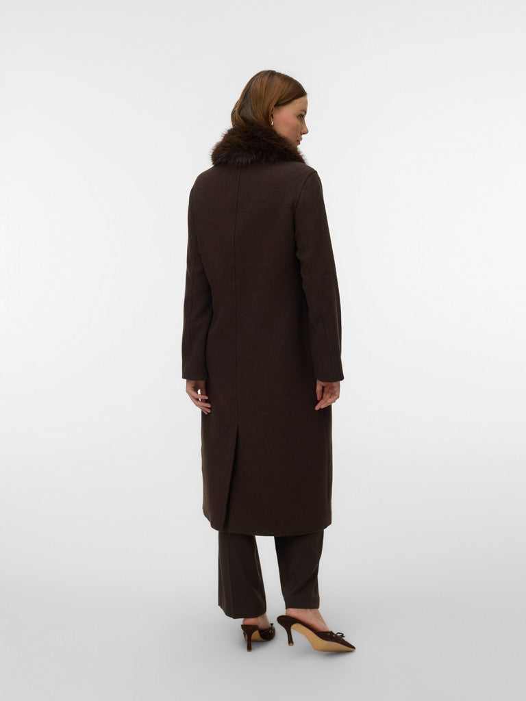 Cappotto lungo marrone scuro donna Vero Moda indossato, vista posteriore con spacco al fondo.