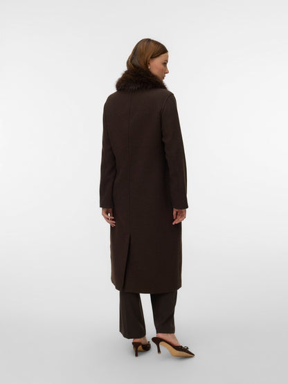 Cappotto lungo marrone scuro donna Vero Moda indossato, vista posteriore con spacco al fondo.