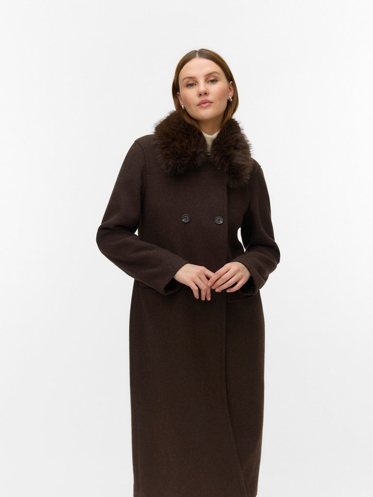Cappotto doppiopetto marrone scuro donna Vero Moda, dettaglio frontale del collo pelo e dei bottoni.