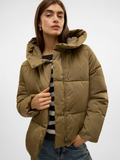 Piumino corto cappuccio