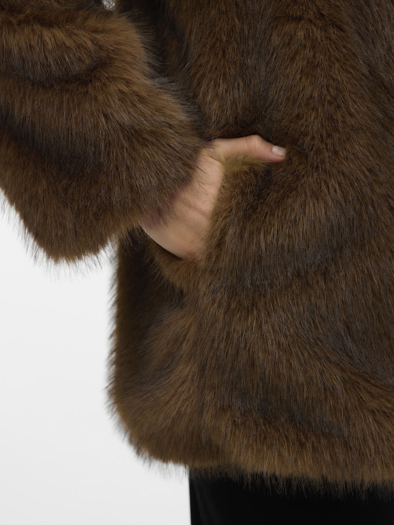 Giacca in Ecopelliccia con Collo Camicia VEROMODA